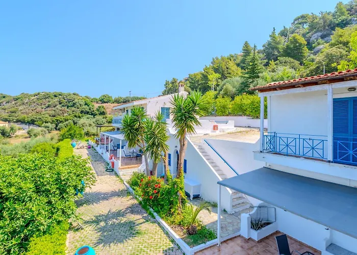 Metaxatos מלון דירות 4*